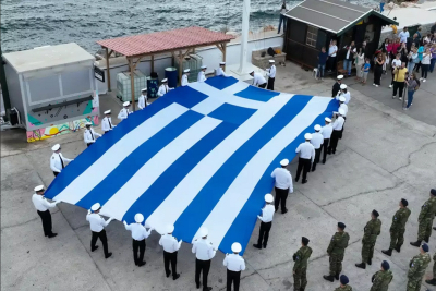 Στον ουρανό της Χίου η μεγάλη ελληνική σημαία για την 28η Οκτωβρίου!