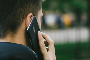 Οριστική «φραγή» στη χρήση κινητών τηλεφώνων στα σχολεία – Το «ποινολόγιο» και οι αποβολές για μπούλινγκ