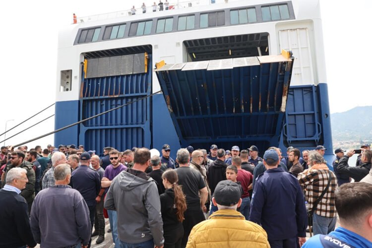 Μυτιλήνη: Δεν υποχωρούν οι κτηνοτρόφοι – Ένταση στο λιμάνι – Δεν επέτρεψαν αποβίβαση φορτηγών