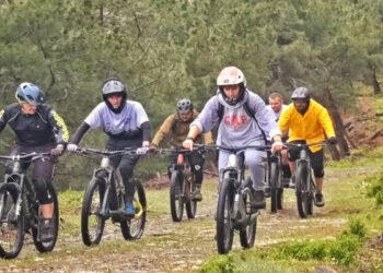Από τα Τσαμάκια μέχρι την Προκυμαία: Όλη η Μυτιλήνη σε μια «Μεγάλη Βόλτα» διαμαρτυρίας.