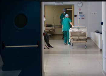 Κραυγή Απόγνωσης από τη Χίο: Κατάσχεση στον Λογαριασμό Μητέρας Τραυματισμένου Παιδιού εν μέσω Νοσηλείας