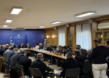 ΑΝΑΤΡΟΠΗ ΣΤΟ ΥΠΟΥΡΓΕΙΟ: Η οργή των Λεσβίων «έσπασε» τον αποκλεισμό – Ξεκίνησε η κρίσιμη σύσκεψη! (VID)