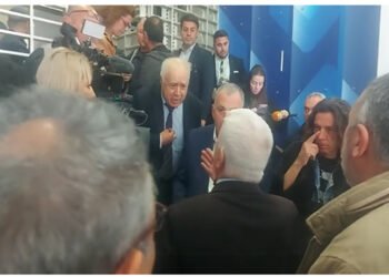 ΕΚΡΗΞΗ ΣΤΟ ΥΠΟΥΡΓΕΙΟ: «Πόρτα» σε Βουλευτή και Κτηνοτρόφους – Οργή στην Πλατεία Βάθης (Βίντεο)