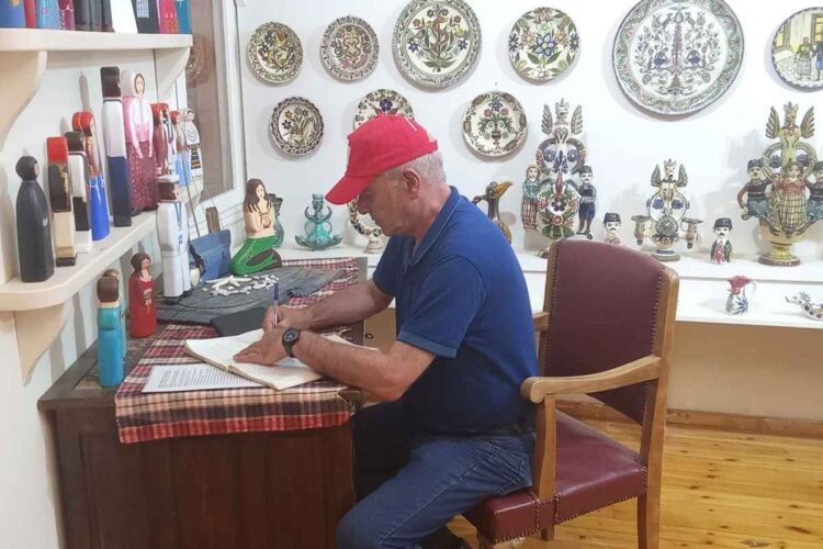 «Έμεινα έκπληκτος!»: Ο Δήμαρχος Ψαρών επισκέφθηκε το Αναγνωστήριο Αγιάσου και υποκλίθηκε στον πλούτο του!