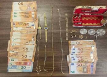 Τον τσάκωσαν στο αεροδρόμιο της Χίου με τα χρυσαφικά στη βαλίτσα! Πώς εξαρθρώθηκε η σπείρα που «ρημάζει» ηλικιωμένους
