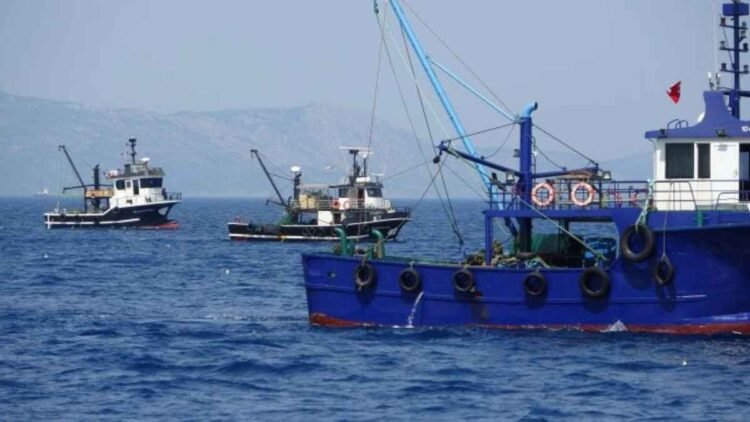 Καταστροφική και Παράνομη Αλιεία από 4 Τουρκικές Μηχανότρατες στα Ελληνικά Χωρικά Ύδατα μεταξύ Σάμου, Φούρνων και Πάτμου