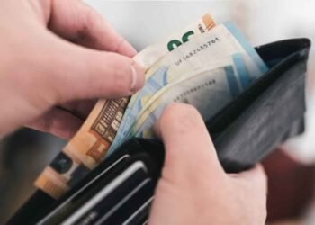 Νέος εξωδικαστικός ή 72 δόσεις: Ποια ρύθμιση συμφέρει για τις οφειλές σας;