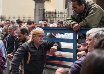 Κομισιόν: «Μπορούμε να στηρίξουμε τη Λέσβο εφόσον το ζητήσει η Ελλάδα» – Στο στόχαστρο η Κυβερνητική αδιαφορία