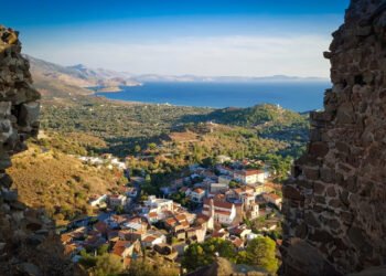 Ο γολγοθάς μιας Γερμανίδας να τοποθετήσει την τέφρα του συζύγου της σε χωριό στην Χίο