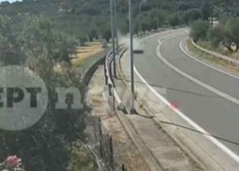 Τραγωδία στη Μυτιλήνη: Η στιγμή που η μοτοσικλέτα με τους δυο νέους χτυπάει στο κράσπεδο [Βίντεο]