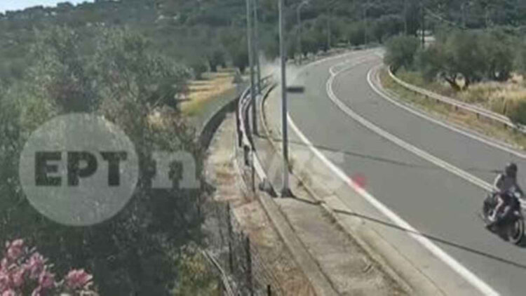 Τραγωδία στη Μυτιλήνη: Η στιγμή που η μοτοσικλέτα με τους δυο νέους χτυπάει στο κράσπεδο [Βίντεο]