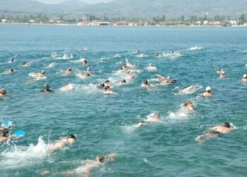 1.000 μέτρα, 110 ψυχές, μία ιστορική μνήμη: Ο συγκινητικός Διάπλους που ένωσε την Κουντουρουδιά με το Πέραμα