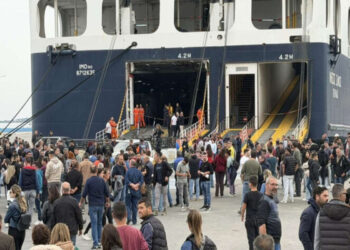 Λέσβος: «Ο κόμπος έφτασε στο χτένι» – Μαζική κινητοποίηση με πολύωρο αποκλεισμό του λιμανιού από τους αγροτοκτηνοτρόφους