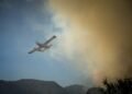 Μεγάλη φωτιά στη Λέσβο: 112 για εκκένωση του χωριού Πλωμάρι