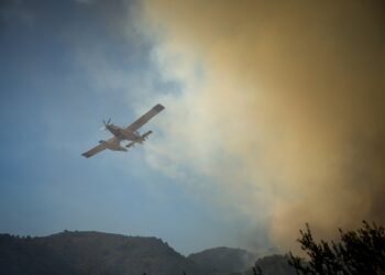 Μεγάλη φωτιά στη Λέσβο: 112 για εκκένωση του χωριού Πλωμάρι