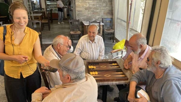 Η νέα μοναξιά των 60+: Η σιωπηλή επιδημία που μεγαλώνει στην Ελλάδα – Τα άδεια χωριά, οι «Blue Zones», η… Ικαρία και οι κοινότητες ζωής