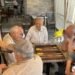 Η νέα μοναξιά των 60+: Η σιωπηλή επιδημία που μεγαλώνει στην Ελλάδα – Τα άδεια χωριά, οι «Blue Zones», η… Ικαρία και οι κοινότητες ζωής