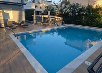 Κύκλωμα φοροδιαφυγής «ξήλωσε» η ΑΑΔΕ: Επιχειρηματίας δήλωνε άστεγη και έμενε σε βίλα με πισίνα