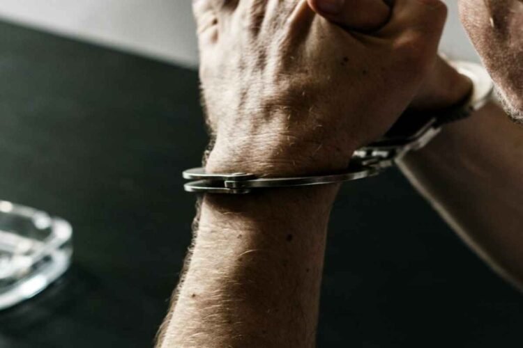 Λήμνος: Έβαλε τραπεζοκαθίσματα στο κύμα χωρίς άδεια και τον πήραν σηκωτό!
