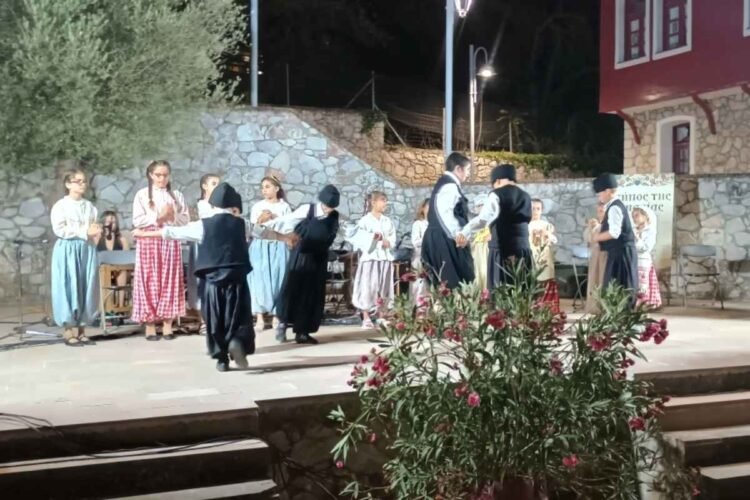Αγιάσος: Πάνω από 50 παιδιά έκλεψαν την παράσταση στην πλατεία Δημαρχείου