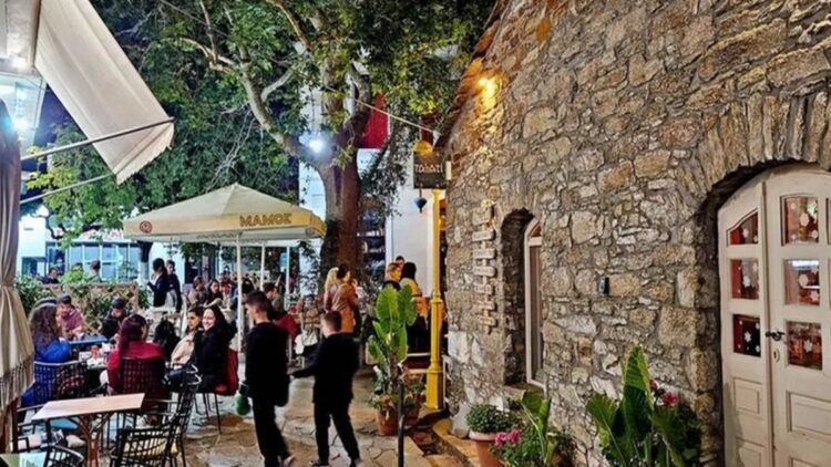 Ικαρία: Το χωριό που «ξυπνάει» το μεσημέρι και τα μαγαζιά μένουν ανοιχτά μέχρι τα μεσάνυχτα
