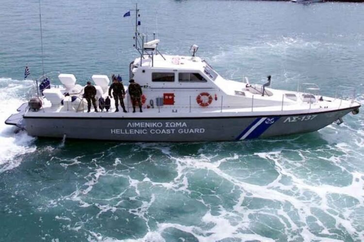Λέσβος: Σκάφος βυθίστηκε κοντά στο Πλωμάρι – Πέντε διασωθέντες