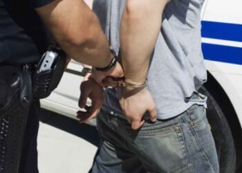 ΛΕΣΒΟΣ: Τους τσάκωσαν στο λιμάνι πριν μπουν στο πλοίο για Πειραιά – Σύλληψη 37χρονου και 5 ανηλίκων