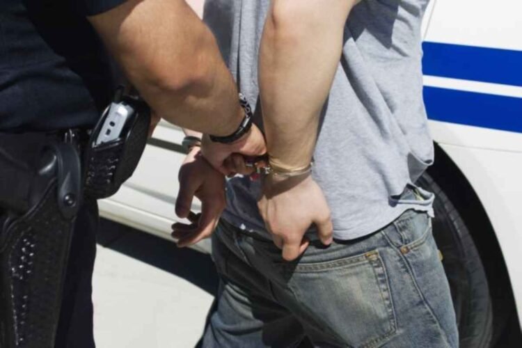 ΛΕΣΒΟΣ: Τους τσάκωσαν στο λιμάνι πριν μπουν στο πλοίο για Πειραιά – Σύλληψη 37χρονου και 5 ανηλίκων