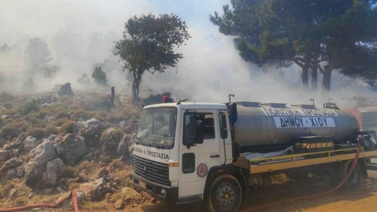 Συνελήφθη άνδρας για την πυρκαγιά στο Βίκι της Χίου – Υπό έλεγχο η φωτιά