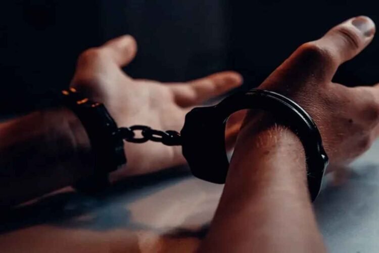 Σάμος: Kαταδίωξη από το Λιμενικό – Συνελήφθη Τούρκος με πλαστά ταξιδιωτικά έγγραφα μεταναστών