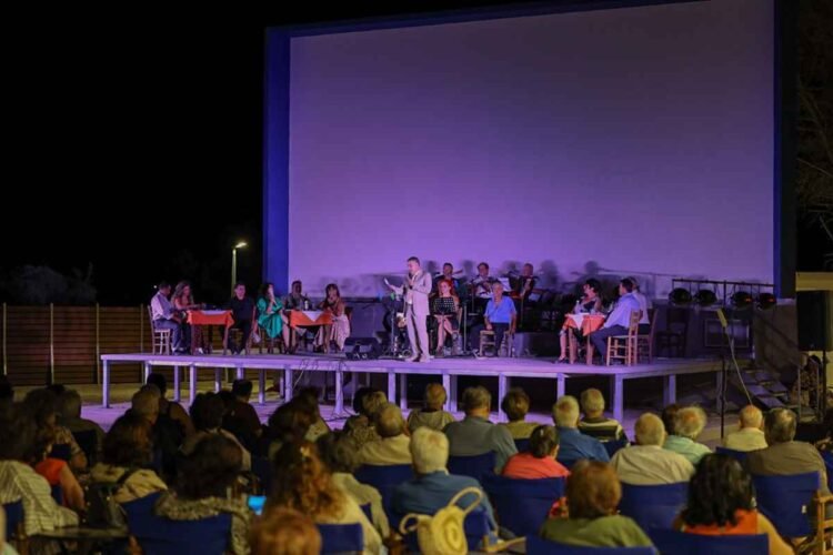 Ιστορική βραδιά στη Σκάλα Καλλονής: Γέμισε ασφυκτικά το νέο Ανοιχτό Κινηματοθέατρο στην πρώτη του παράσταση! (εικόνες)