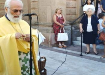 Ένας σταυρός από το Αϊβαλί, ένα όνομα που λείπει – Η ιστορία που συγκίνησε στη Μυτιλήνη