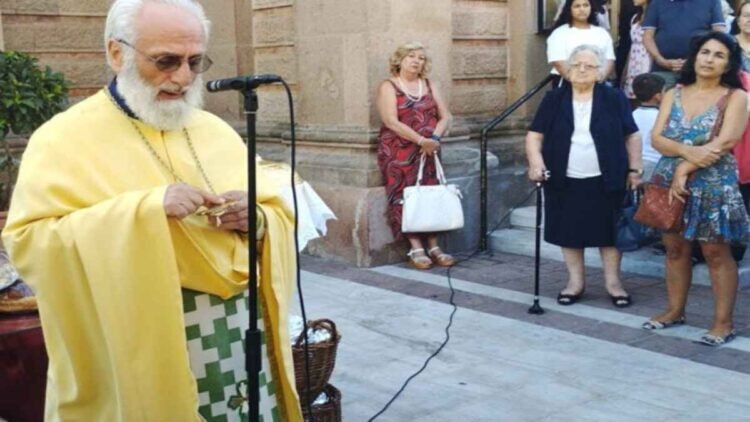 Ένας σταυρός από το Αϊβαλί, ένα όνομα που λείπει – Η ιστορία που συγκίνησε στη Μυτιλήνη