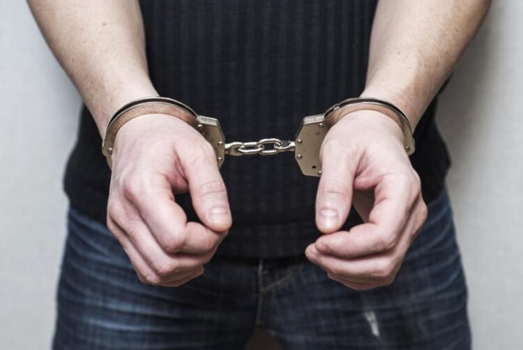 Σύλληψη 21χρονου στη Σάμου για ναρκωτικά και όπλα