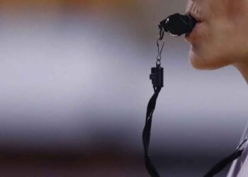 Υπόθεση στημένων αγώνων στο μπάσκετ: Κατηγορούμενος διαιτητής πρότεινε σε συνάδελφό του 10.000 ευρώ για να επηρεάσει αγώνα στο εξωτερικό