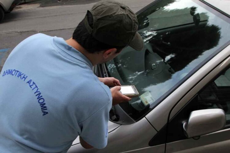 Να βάλει τέλος στο «διπλοπάρκαρα για δύο λεπτά» θέλει η Τροχαία