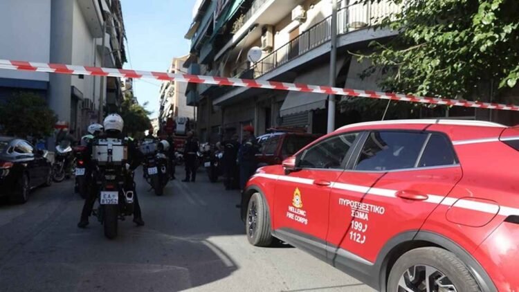 Έκρηξη σε κτίριο στον Κολωνό με 4 τραυματίες, ανάμεσά τους δύο αστυνομικοί – Ο εκρηκτικός μηχανισμός που ήταν κρυμμένος στην τσάντα
