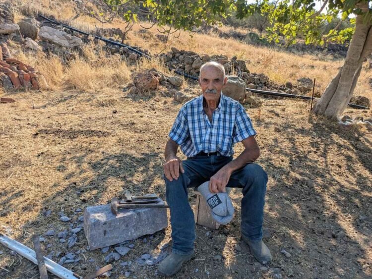 Ο τελευταίος τεχνίτης της πέτρας: Ο κυρ Λουκάς από τον Μεσότοπο Λέσβου συνεχίζει να τη δαμάζει στα 85 του