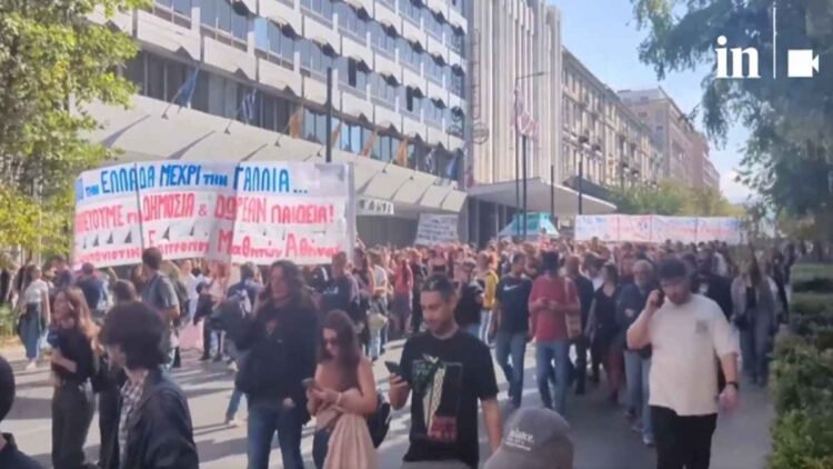 Πανεκπαιδευτικό ποτάμι στην Αθήνα με έμπνευση από τη Γαλλία – Μαζικά συλλαλητήρια σε όλη τη χώρα