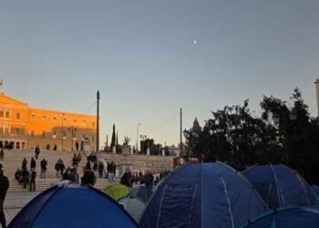 Φοιτητές έστησαν σκηνές στο Σύνταγμα – «Από την Ελλάδα μέχρι τη Γαλλία, παλεύουμε για δημόσια Παιδεία»