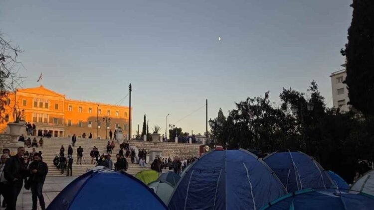 Φοιτητές έστησαν σκηνές στο Σύνταγμα – «Από την Ελλάδα μέχρι τη Γαλλία, παλεύουμε για δημόσια Παιδεία»