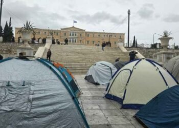Φοιτητές κατασκήνωσαν στην πλατεία Συντάγματος – «Αφού δεν μας ακούν, ας μας δουν»