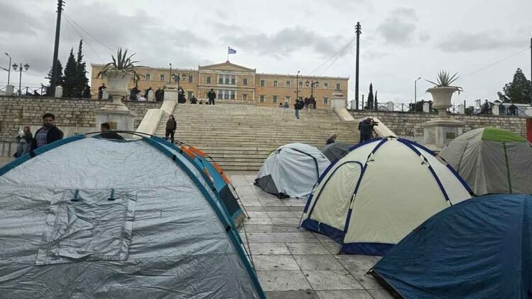 Φοιτητές κατασκήνωσαν στην πλατεία Συντάγματος – «Αφού δεν μας ακούν, ας μας δουν»
