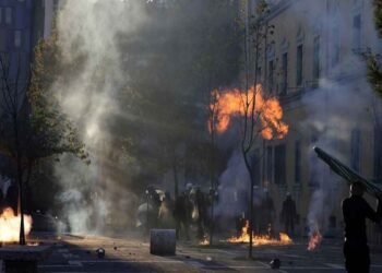 Τίρανα: Πετροπόλεμος, δακρυγόνα και «Αύρες» – Στο γραφείο του Έντι Ράμα κατευθύνονται οι διαδηλωτές