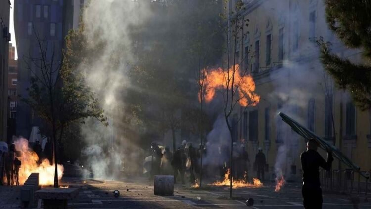 Τίρανα: Πετροπόλεμος, δακρυγόνα και «Αύρες» – Στο γραφείο του Έντι Ράμα κατευθύνονται οι διαδηλωτές